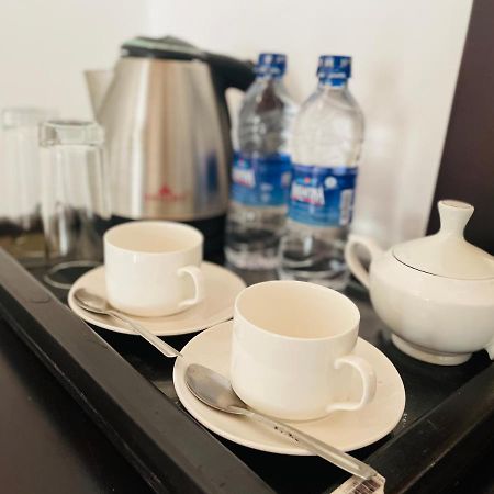 Aradhana Airport Transit Hotel Katunayaka Buitenkant foto