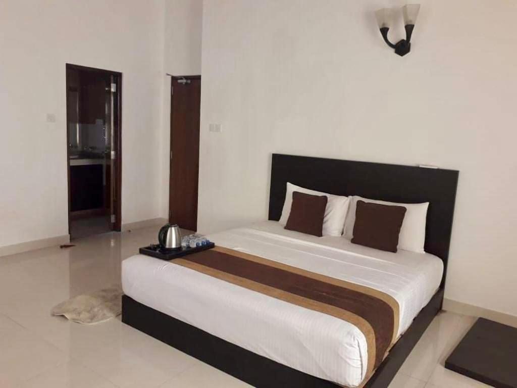 Aradhana Airport Transit Hotel Katunayaka Buitenkant foto