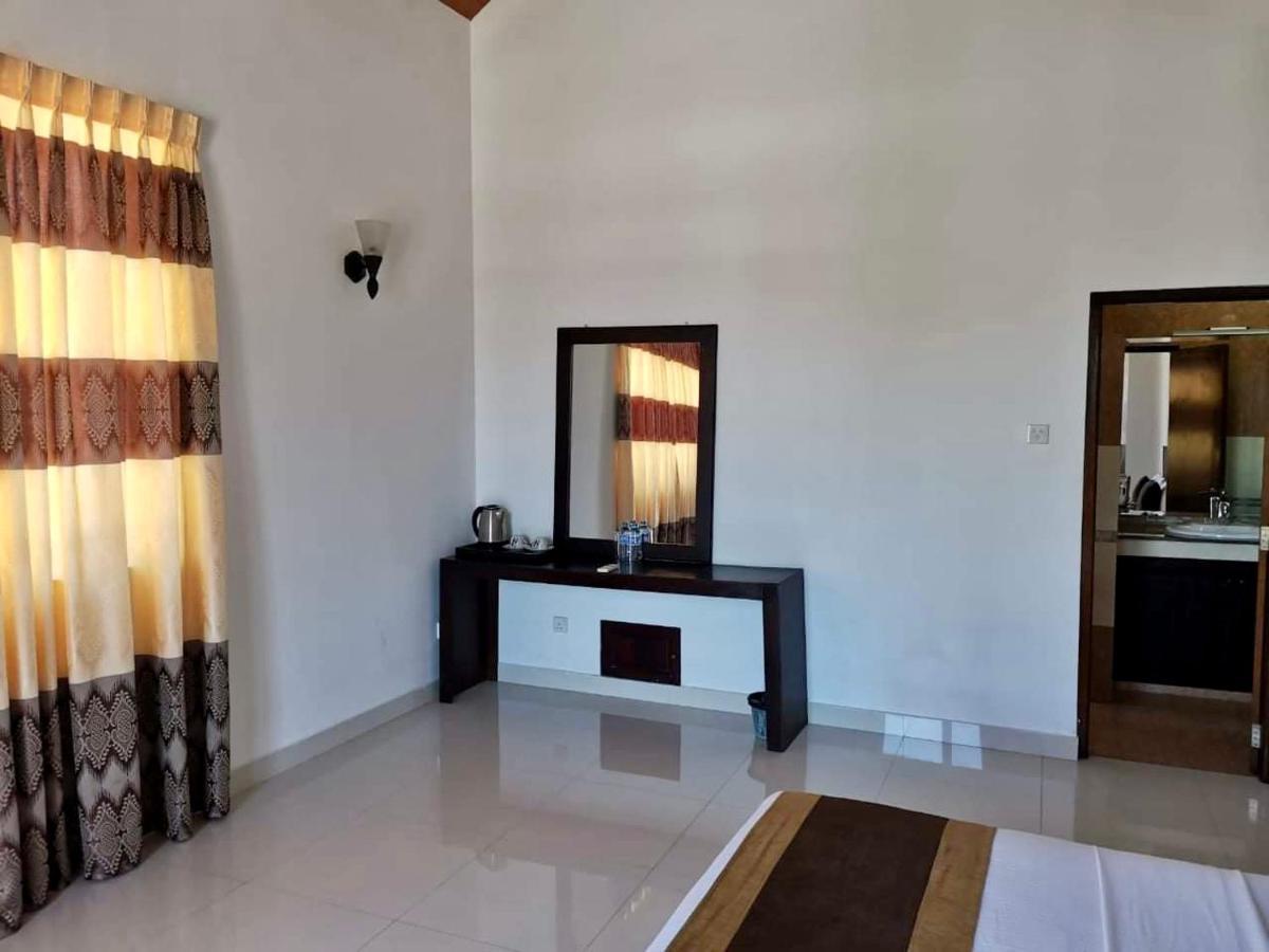 Aradhana Airport Transit Hotel Katunayaka Buitenkant foto