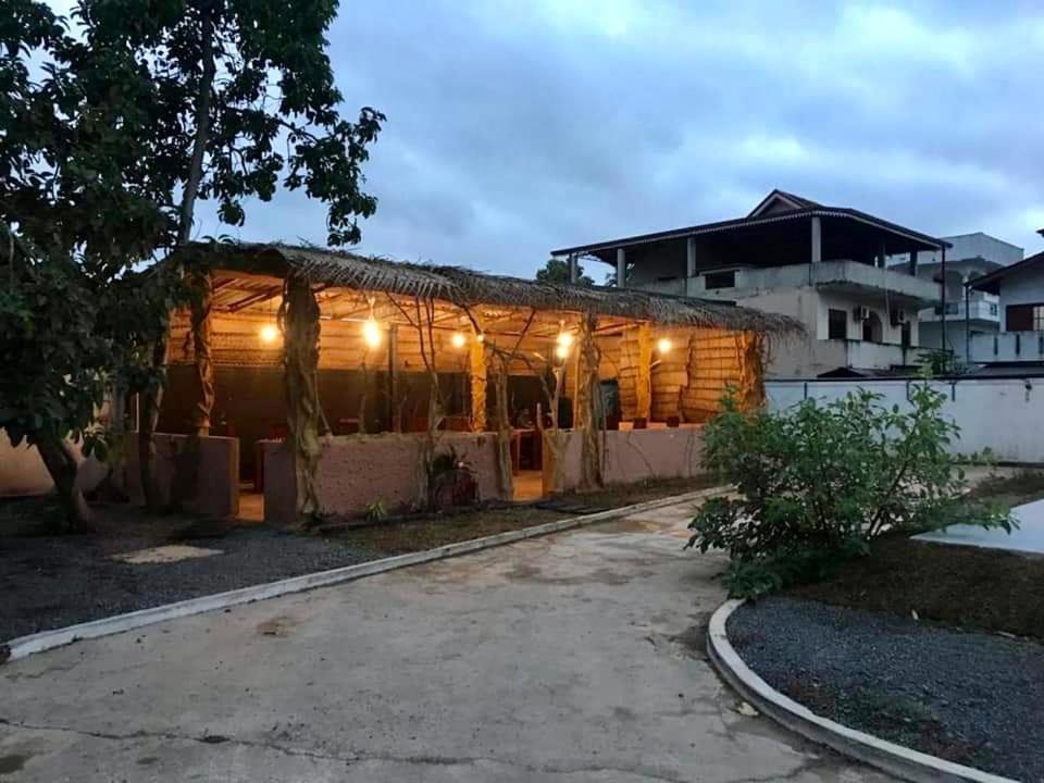 Aradhana Airport Transit Hotel Katunayaka Buitenkant foto