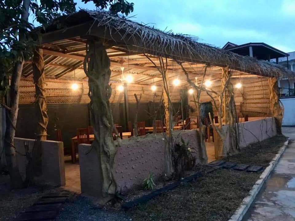 Aradhana Airport Transit Hotel Katunayaka Buitenkant foto