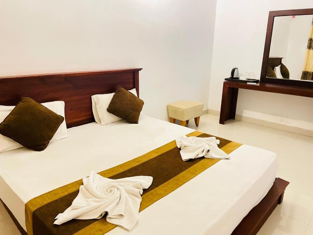 Aradhana Airport Transit Hotel Katunayaka Buitenkant foto