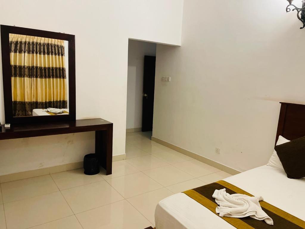 Aradhana Airport Transit Hotel Katunayaka Buitenkant foto