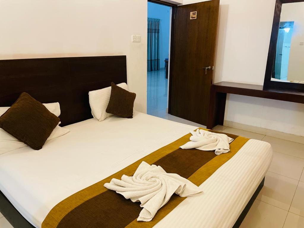 Aradhana Airport Transit Hotel Katunayaka Buitenkant foto