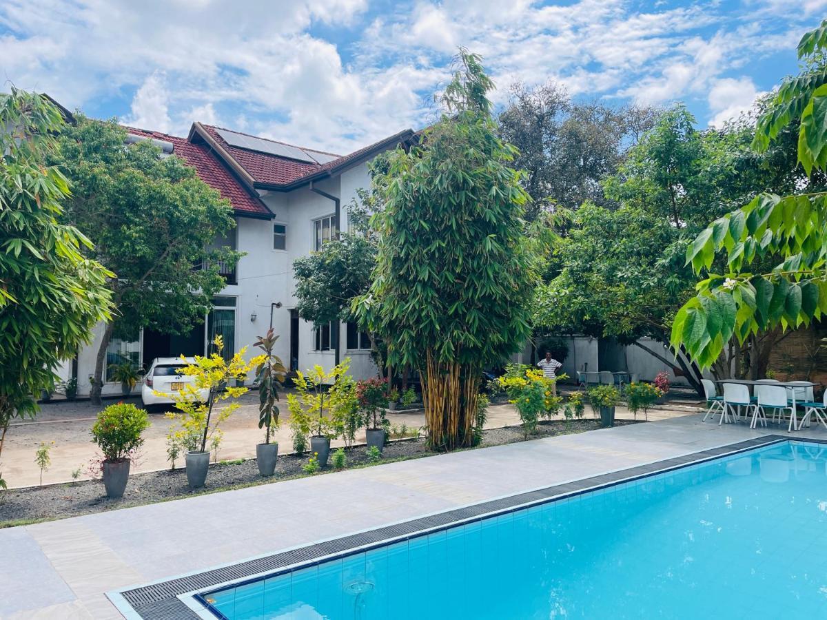 Aradhana Airport Transit Hotel Katunayaka Buitenkant foto